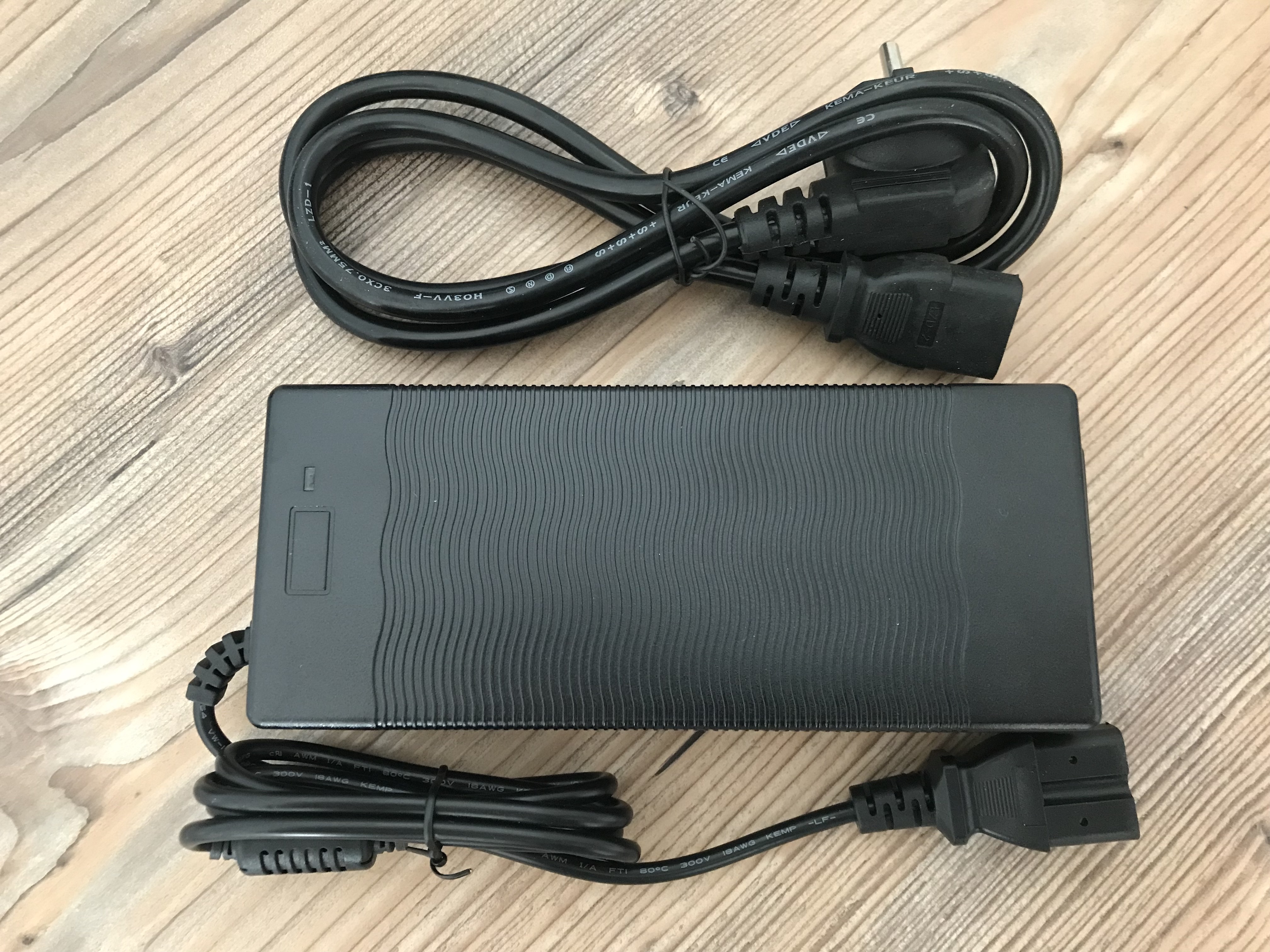 Ladegerät für Gokart 48V mit 1000W